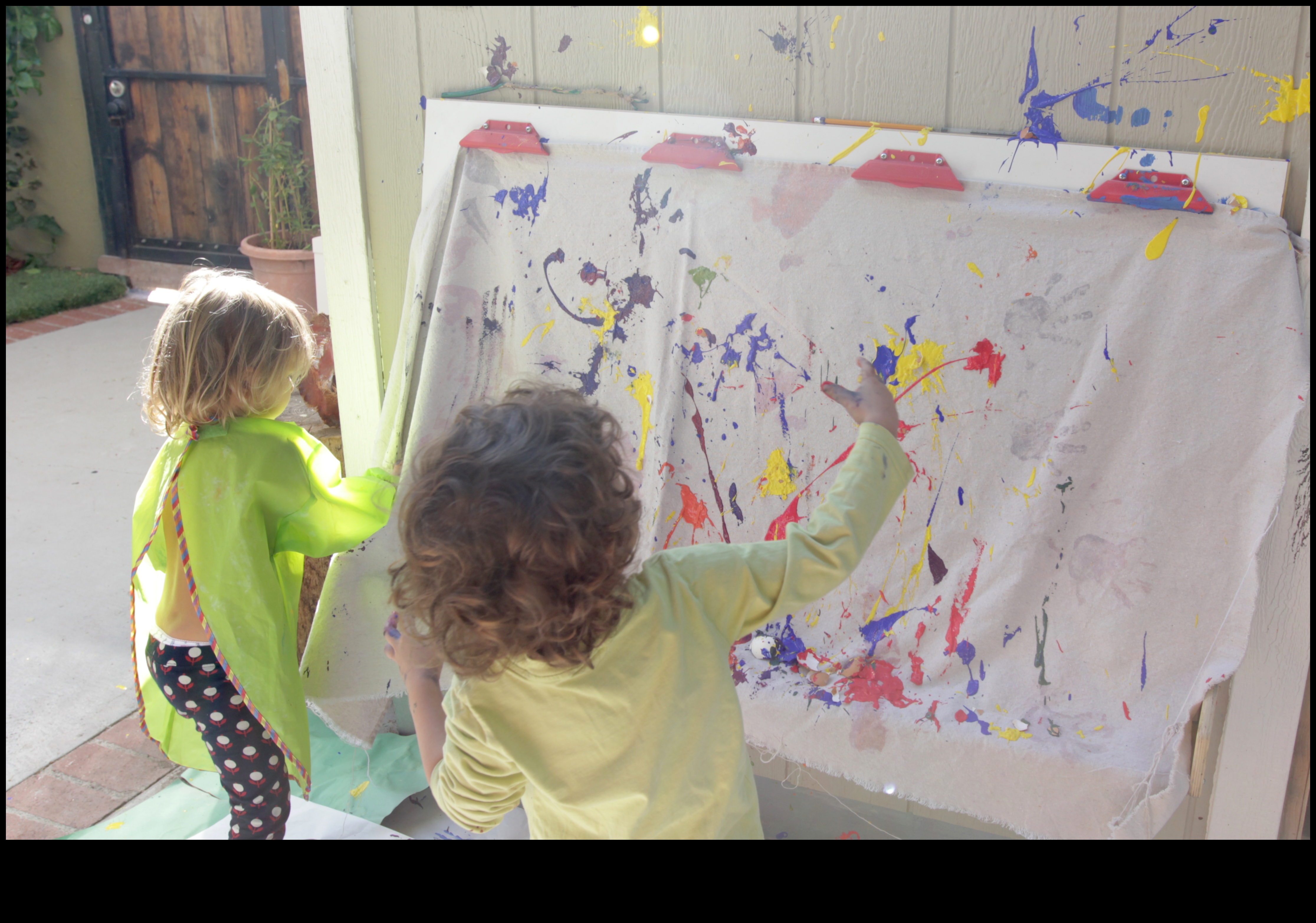 Pensula jucăușă: cultivarea creativității la bebeluș