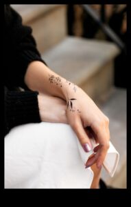 Șoapte elegante: frumusețe subtilă în arta tatuajelor încheieturii mâinii