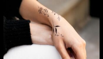 Șoapte elegante: frumusețe subtilă în arta tatuajelor încheieturii mâinii