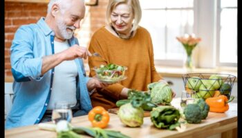 Hrănirea Anilor de Aur: Măiestria Nutriției Geriatrice