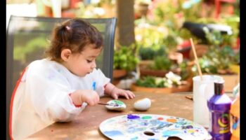 Pensula jucăușă: cultivarea creativității la bebeluș