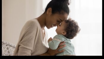 Tiny Triumphs: Sărbătorirea etapelor zilnice ale bebelușului